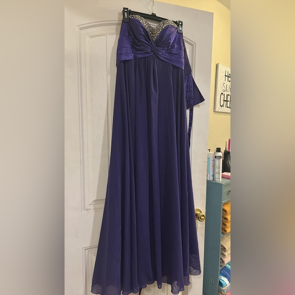 Elegant Purple Evening Gown - Picture 2 of 4